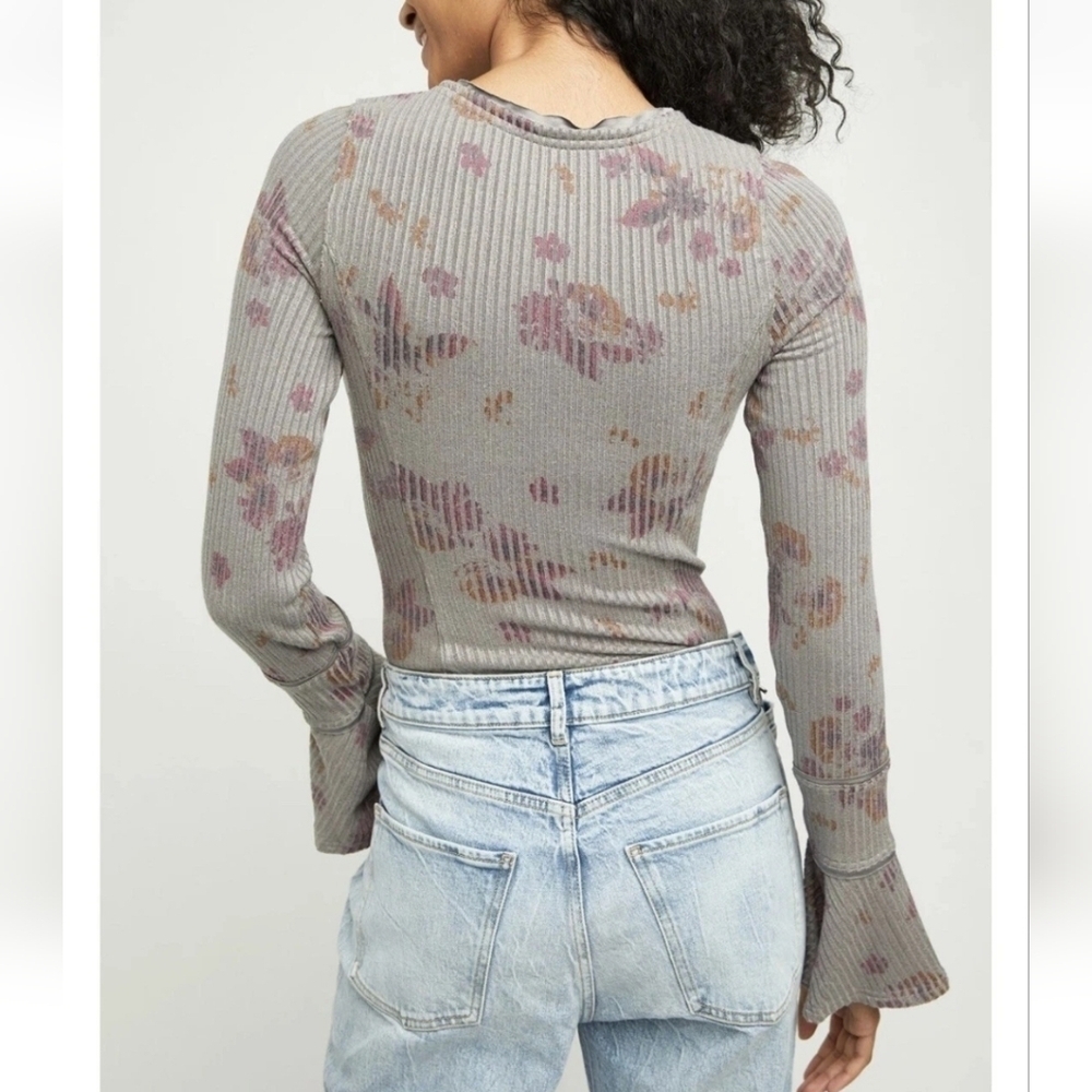 Free People Layer Me Floral Henley Top Bell-Sleeve Shirt Size XSmall - Picture 2 of 12
